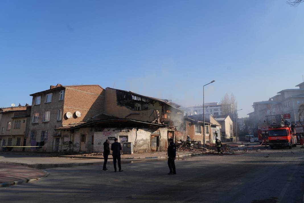 Erzurum'da doğalgaz patladı, ortalık savaş alanına döndü!  2 ev çöktü 12